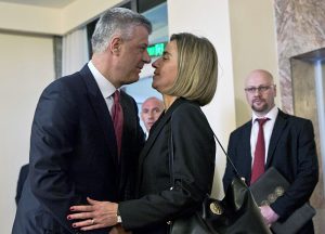 MOGERINI KAO KLOVN U BALKANSKOM CIRKUSU - U zmijskom zagrljaju